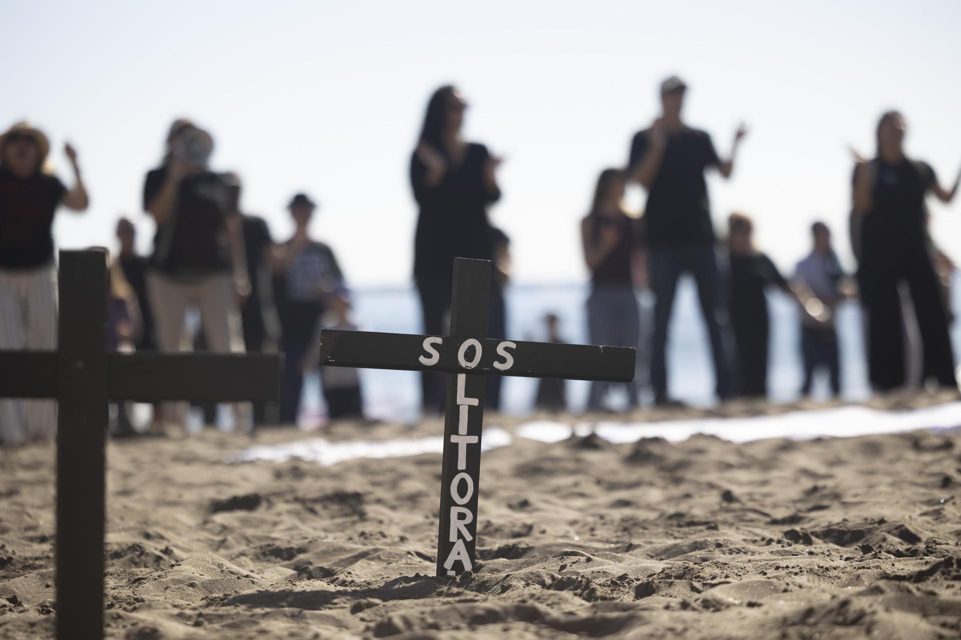 Cadena humana contra las jaulas marinas en la costa de Telde