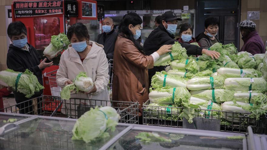 La Comisión Nacional de Sanidad de China anunció hoy la detección de 109 nuevos positivos del coronavirus SARS-CoV-2 este martes, 93 de ellos por contagio local. EFE/EPA/WU HONG