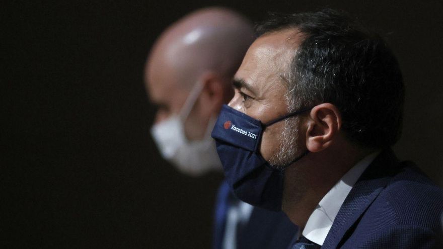 El conselleiro de Sanidade, Julio García Comesaña, en una rueda de prensa.