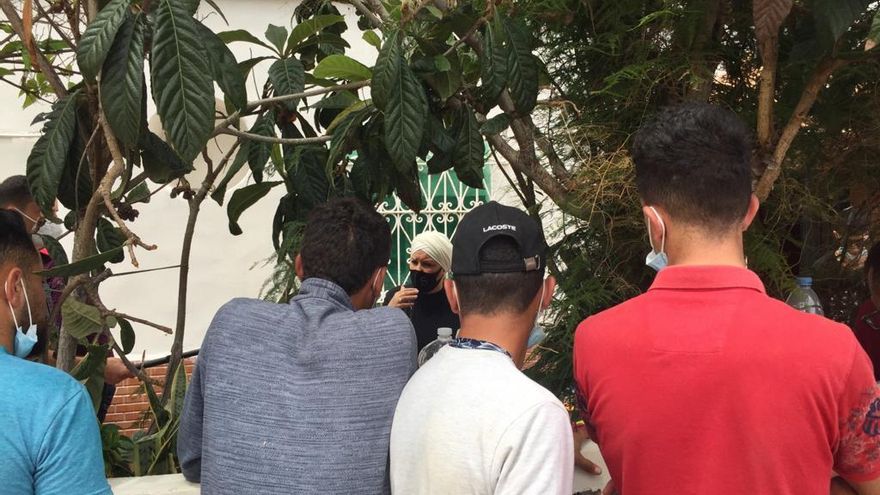 Sabah habla con las decenas de jóvenes marroquíes, algunos menores, que esperan pasar a su casa para ducharse o cambiarse de ropa.
