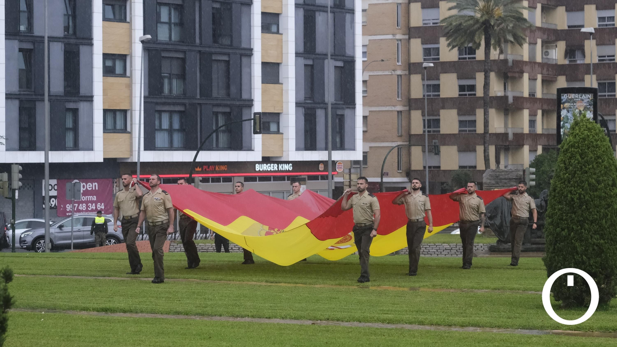 Izado de la bandera de España en la Plaza de España