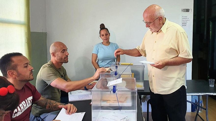 Manuel Marrero, candidato a la Presidencia del Cabildo de Tenerife por la confluencia Unidas Sí Podemos, ejerce su derecho al voto
