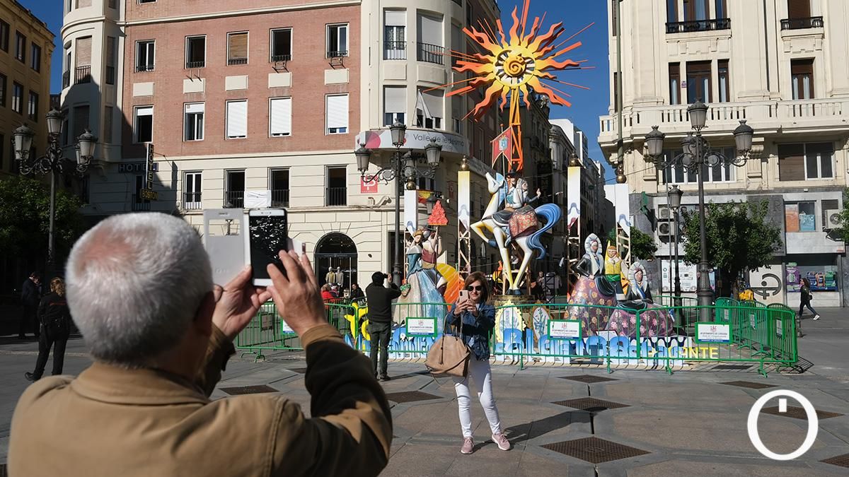 Las dos hogueras de Alicante que arderán este sábado ya están en Las Tendillas