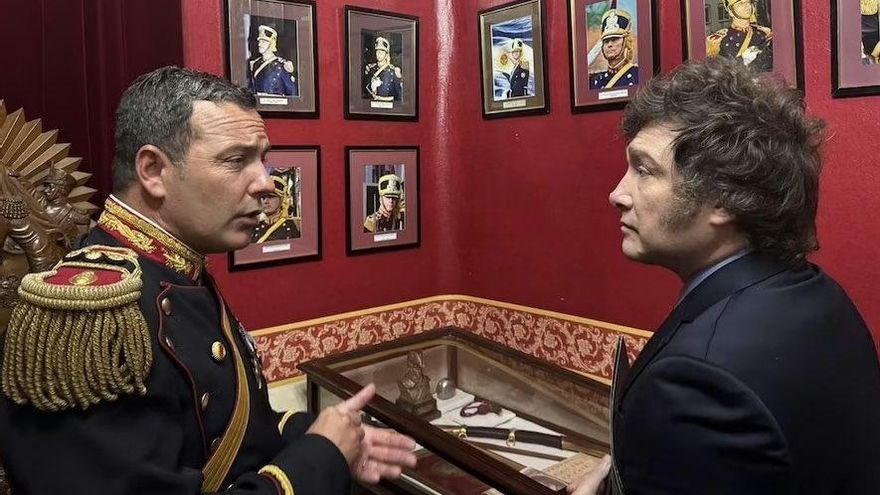 Por decreto y envuelto en polémicas, trasladan el Sable Corvo de San Martín al Regimiento de Granaderos