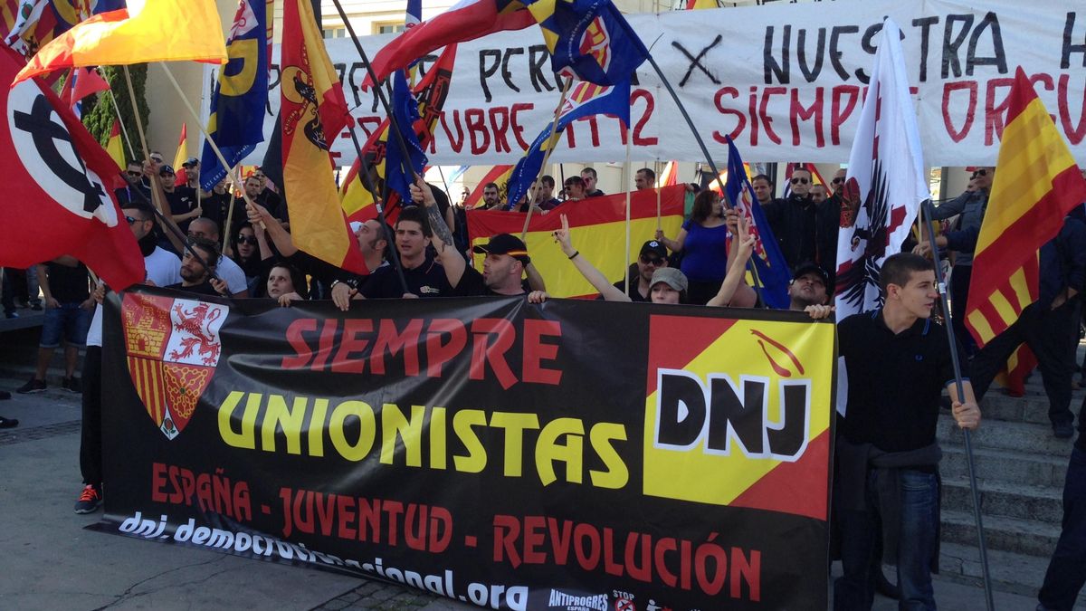 300 ultras marchan hasta Montjuïc por la unidad de España y contra "el separatismo"