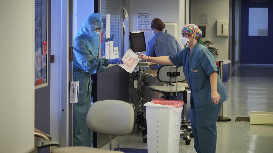 Bajan los ingresos en UCI por COVID mientras sube la ocupación de camas en planta en los hospitales gallegos