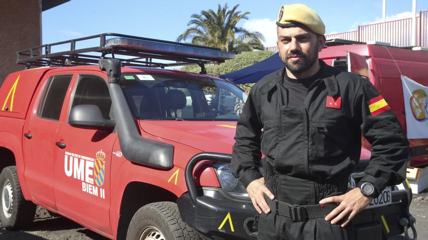 El capitán de la UME Marcos García López, en el PMA de El Paso. (ALEJANDRO RAMOS)