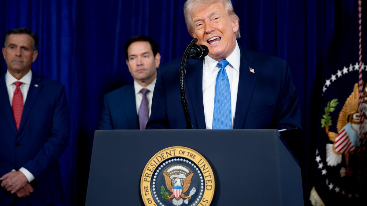 El presidente de EEUU, Donald Trump, y a sus espaldas el secretario de Estado, Marco Rubio.
