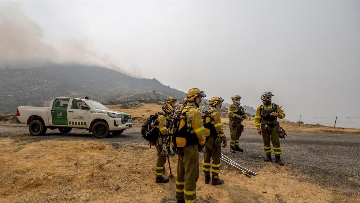 Bomberos de la Junta de Castilla y León trabaja en las labores de extinción este lunes, en Mijares, Ávila, Castilla y León (España).