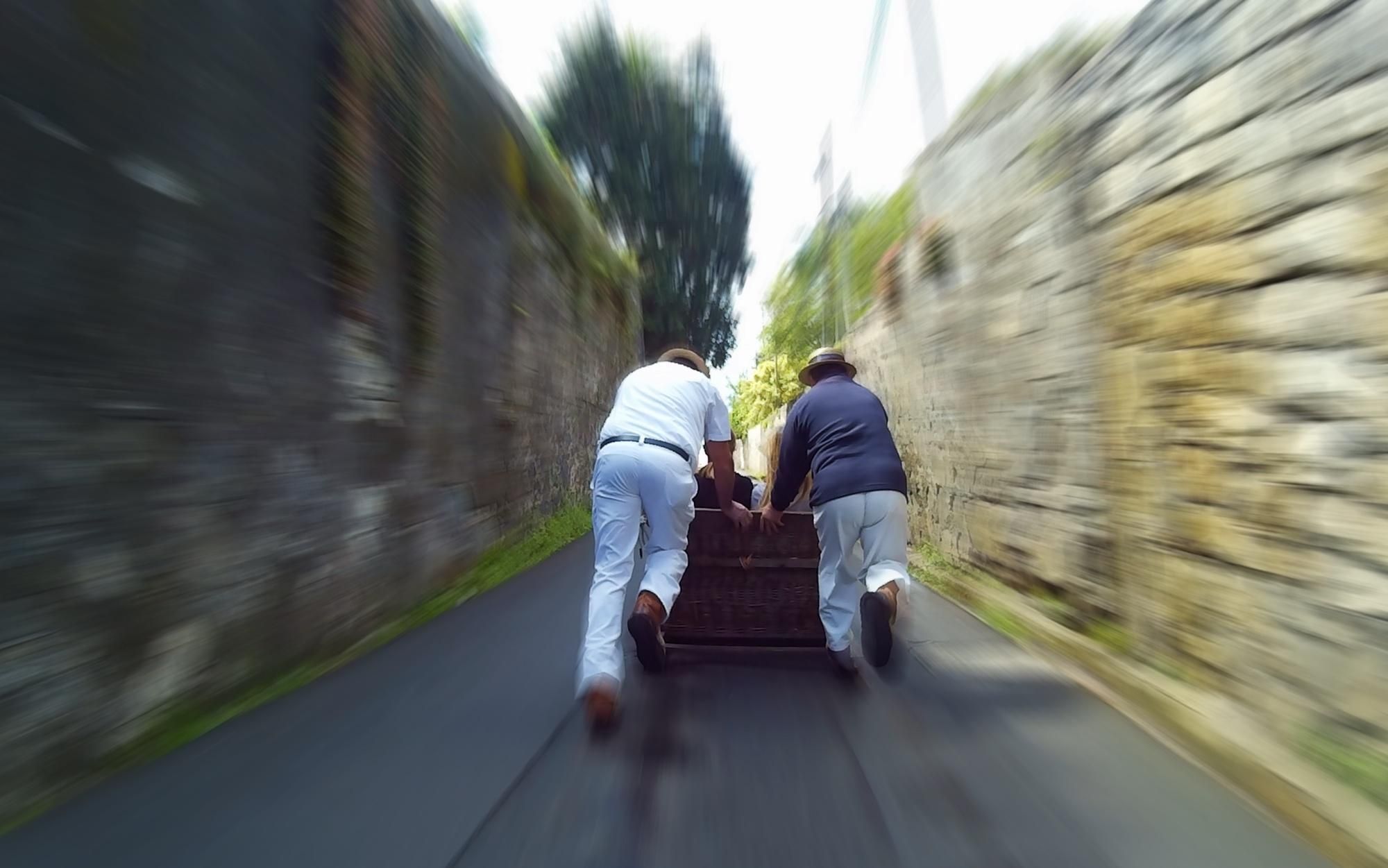 Bajada en 'carreiros', un rápido descenso de unos dos kilómetros desde lo alto de Funchal