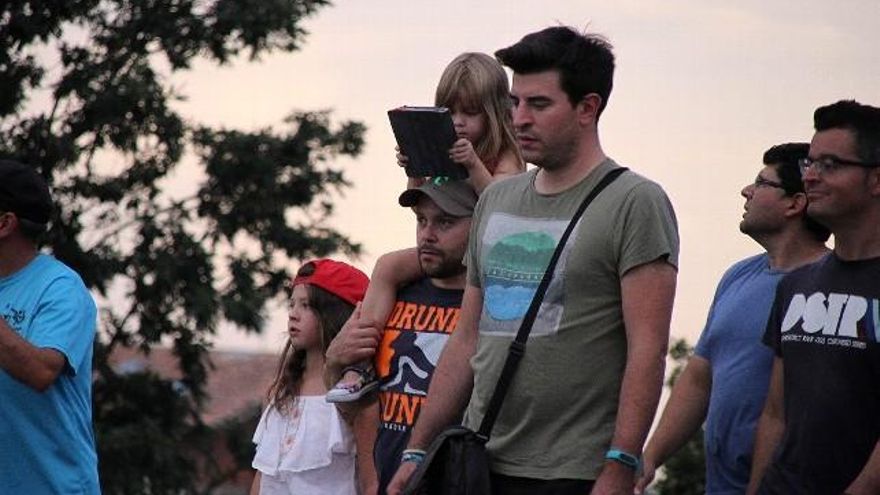 La plantilla de Vestas, integrada por más de 360 trabajadores, se manifiesta cortando la N-120. / Peio García / ICAL