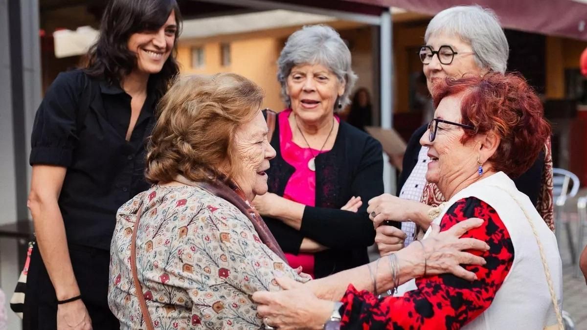 Algunas de las protagonistas del documental junto a la directora, Reyes Gallegos.