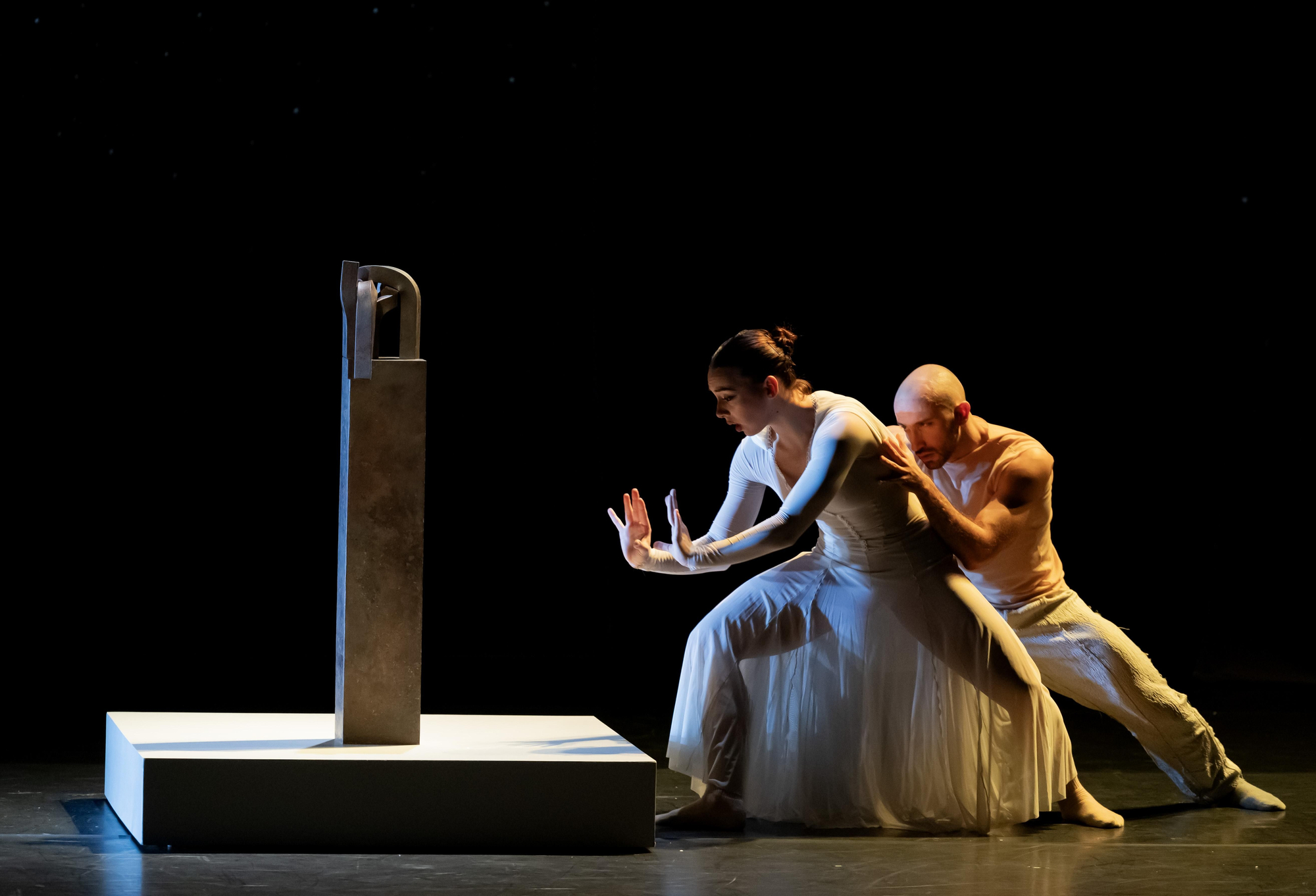 Un momento del acto, con una escultura de Chillida