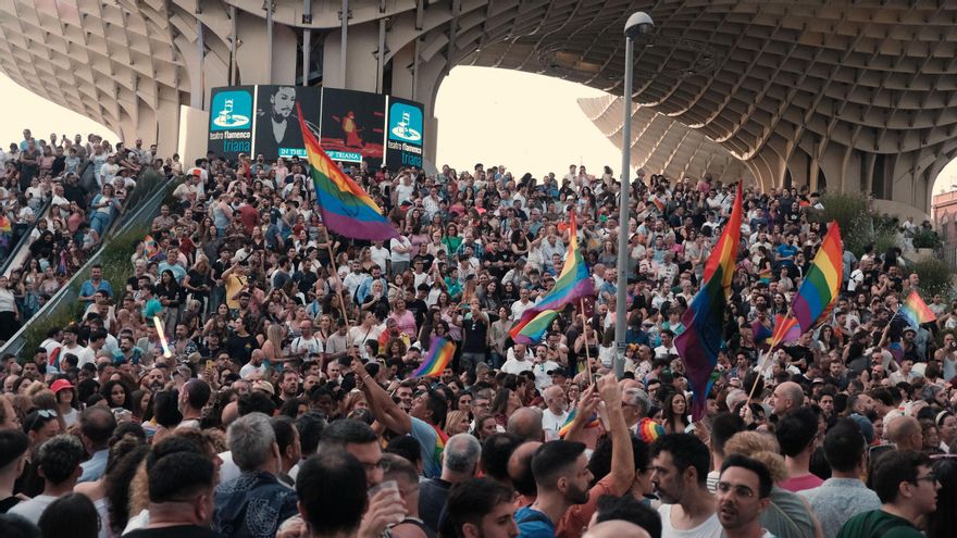 Sevilla se entrega a una multitudinaria marcha LGTBI impulsada por la juventud "diversa y orgullosa"
