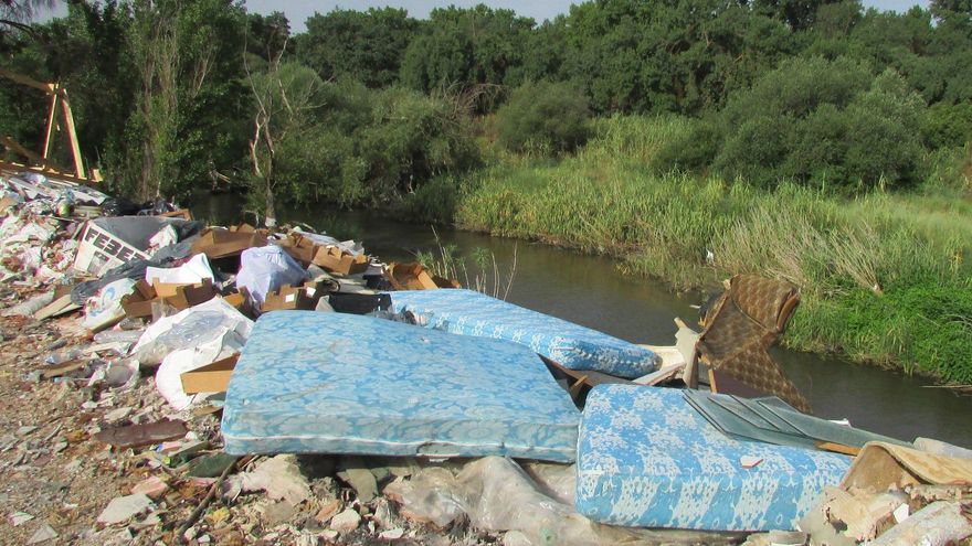 Basura en las orillas del río Guadarrama.