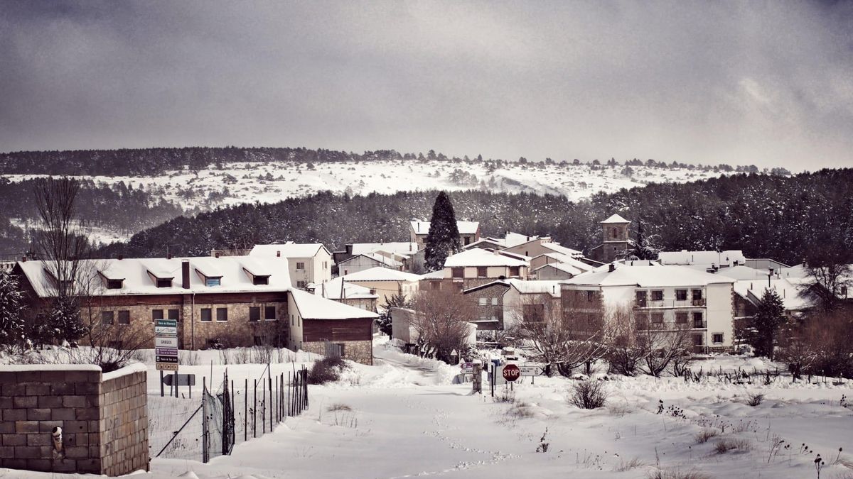 El pueblo de Teruel rodeado de bosques para hacer rutas de senderismo por la nieve