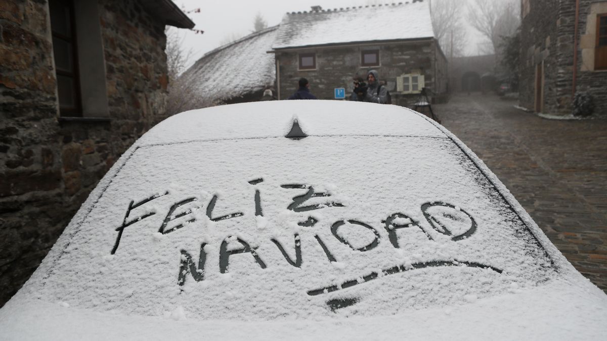 Vehículos durante una nevada en Pedrafita (Galicia)