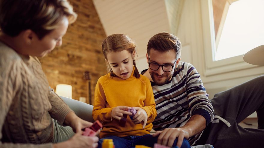 Tres maneras de desconectar de las pantallas en familia, según una coach: “Somos un ejemplo para los niños”