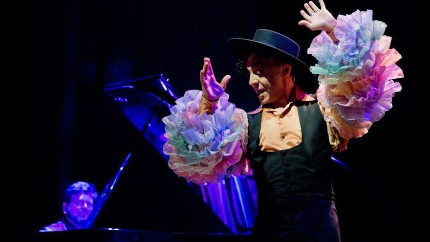 Ángel Ruiz interpreta a Miguel de Molina. Foto: Javier Naval. Teatro Infanta Isabel de Madrid.