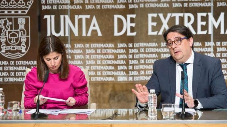 José María Vergeles, consejero de Sanidad de Extremadura, acompañado de la portavoz de la Junta, Isabel Gil Rosiña