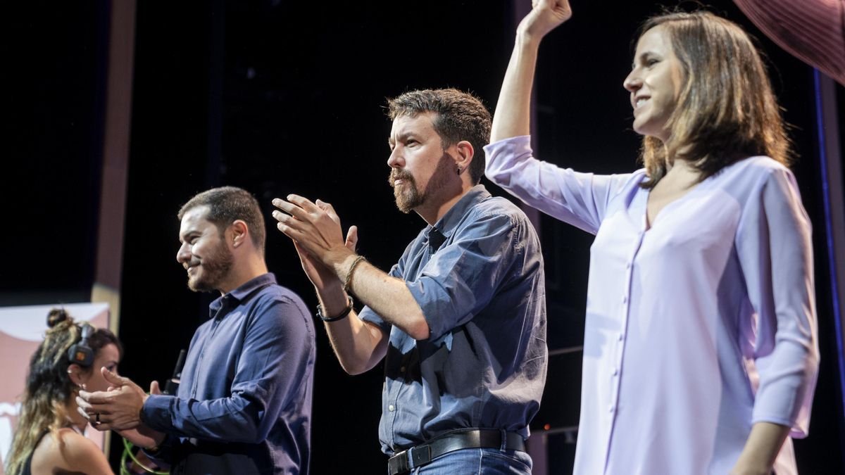 (I-D)El presidente del partdo brasileño Socialismo y Libertad, Juliano Medeiros; el exlíder de Podemos, Pablo Iglesias; y la ministra de Derechos Sociales y Agenda 2030, Ione Belarra, en el acto de de la 'Uni de otoño' en el Teatro Coliseum, a 6 de noviem