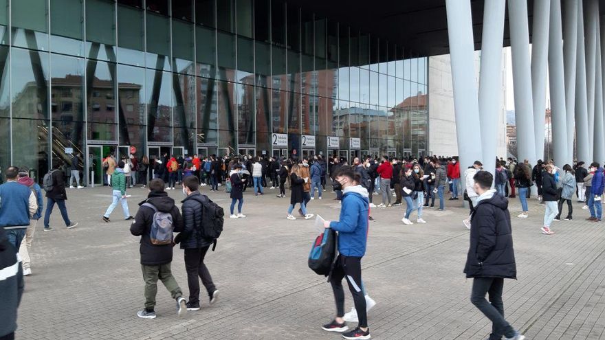 Largas filas para acceder al examen