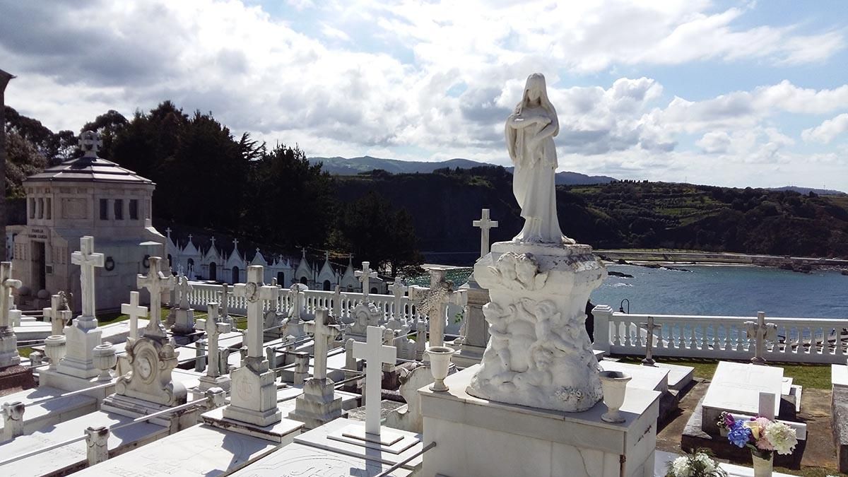 El Cementerio de Luarca junto al mar.
