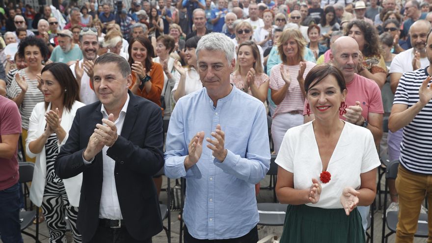 EH Bildu ha celebrado este domingo en Lekeitio (Bizkaia) un mitin en el que han participado el coordinador general de la formación, Arnaldo Otegi (i), el cabeza de lista al Congreso por Bizkaia, Oskar Matute (c), y la cabeza de lista al Senado por Bizkaia, Jasone Agirre (d). EFE/Miguel Toña