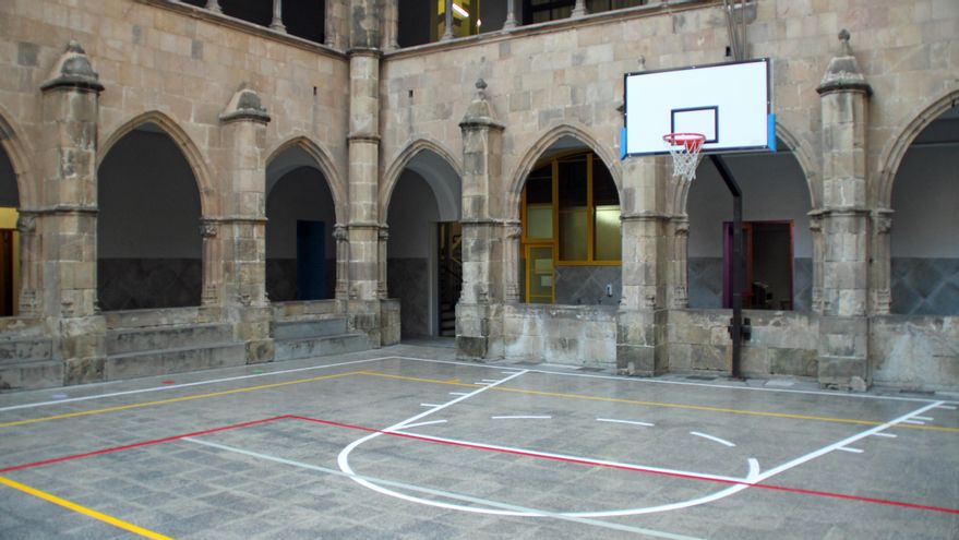 Una pista de baloncesto en un caustro gótico. En la escuela Sant Miquel de Barcelona