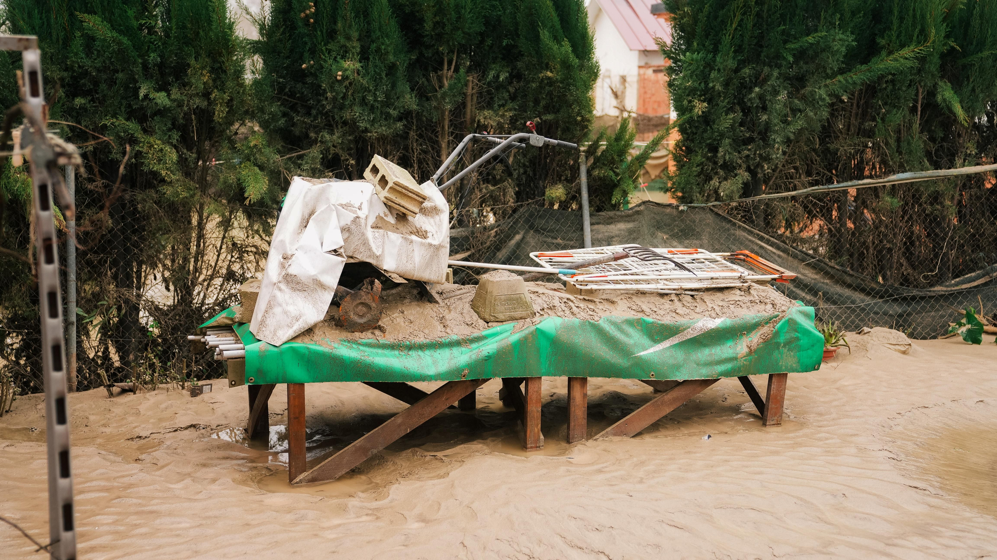 El lodo y el barro, dentro de las parcelas de las calles Perdiz y La Tórtola