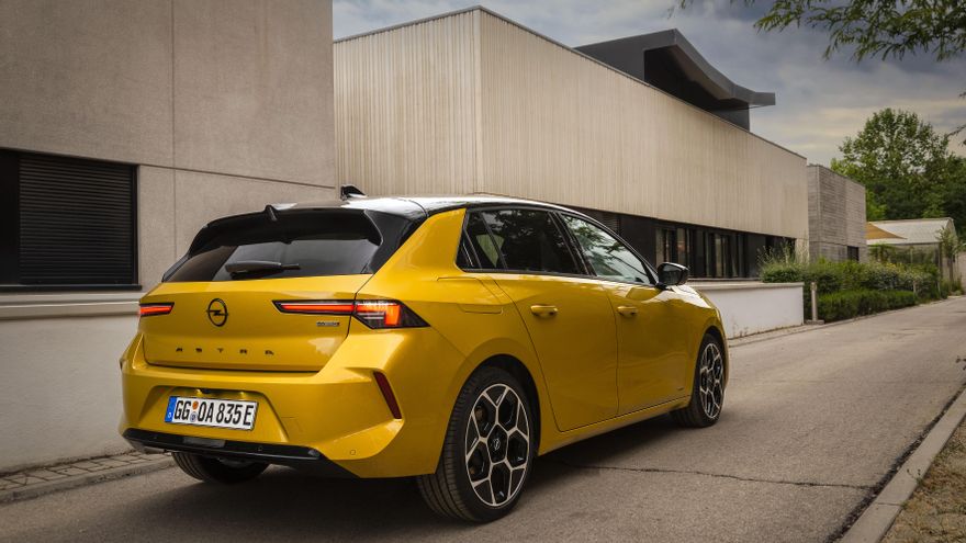 Próximamente se pondrá a la venta otra variante híbrida enchufable, de 225 CV, y en 2023, el esperado Astra 100% eléctrico.