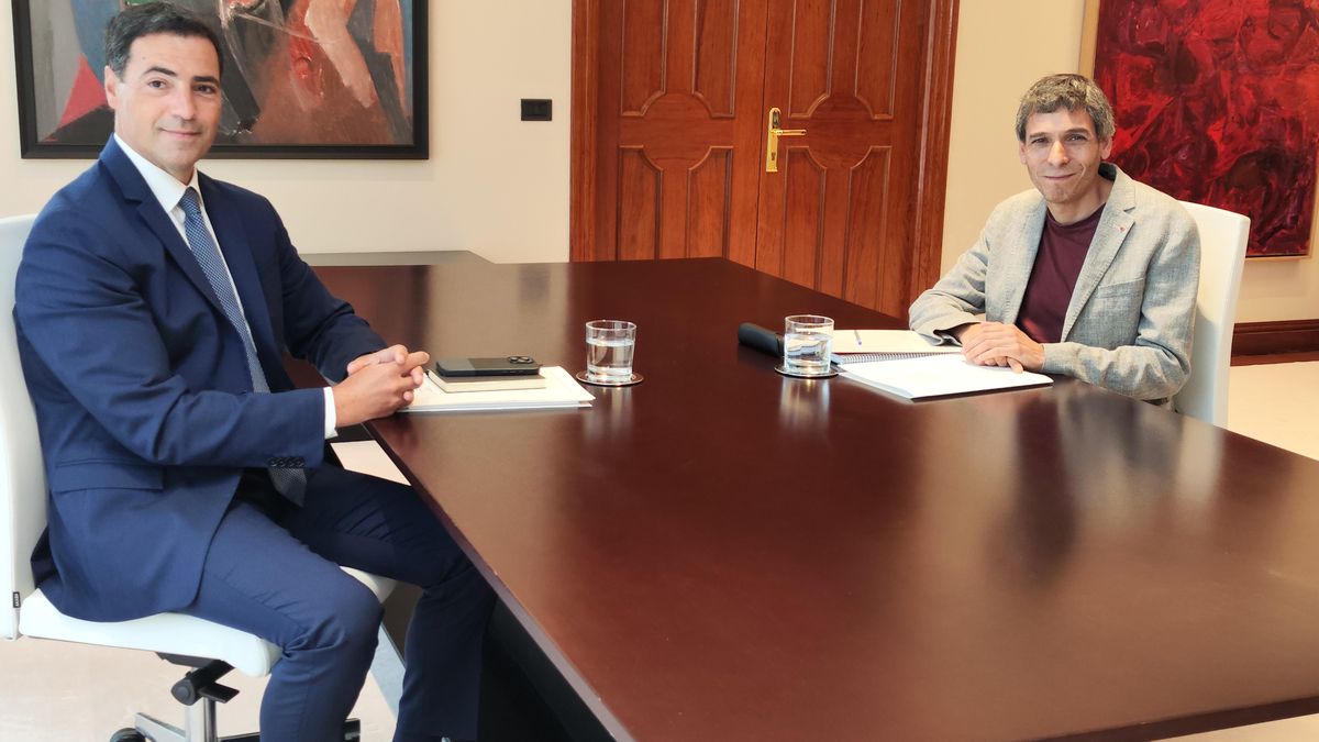 Pradales con el parlamentario de Sumar, Jon Hernández.