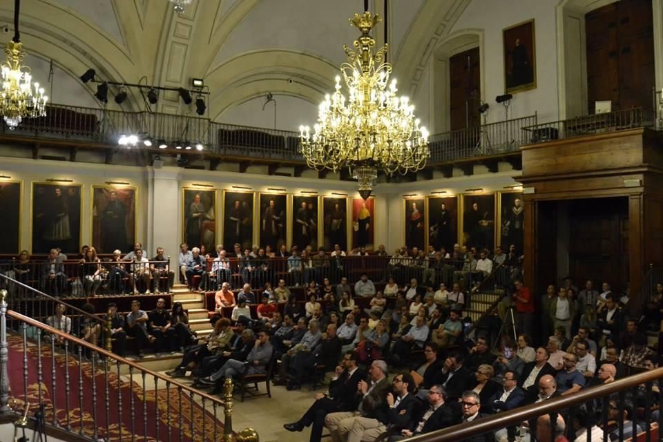 El acto se celebró finalmente en el Paraninfo debido a la gran afluencia de público