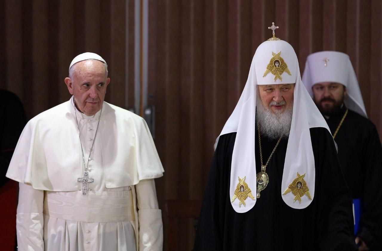 El papa junto al patriarca ortodoxo ruso Kiril, el 12 de febrero de 2016, en el aeropuerto José Martí de La Habana (Cuba). Un histórico y simbólico encuentro entre los jerarcas de las dos religiones tras 1.000 años de enfrentamientos que dio como resultado una declaración común.