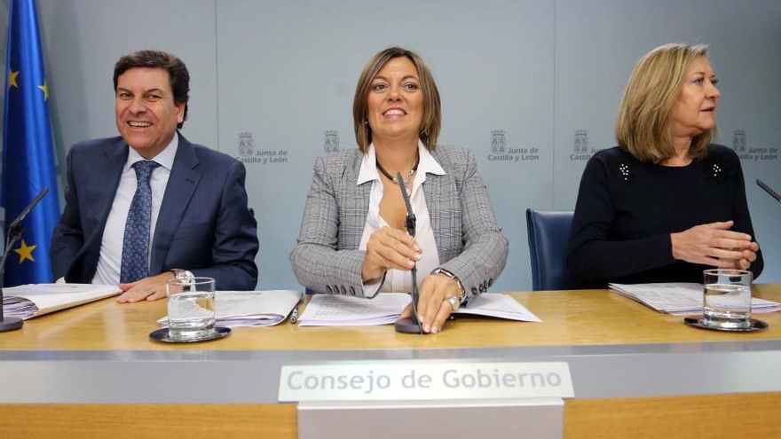 Miriam Chacón / ICAL La portavoz y consejera de Agricultura y Ganadería, Milagros Marcos, (centro) comparece al término de la reunión del Consejo de Gobierno junto a Carlos Fernández Carriedo (izq.) y Pilar del Olmo (dcha.).