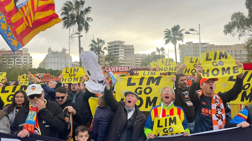Miles de aficionados del Valencia CF se manifiestan contra Peter Lim