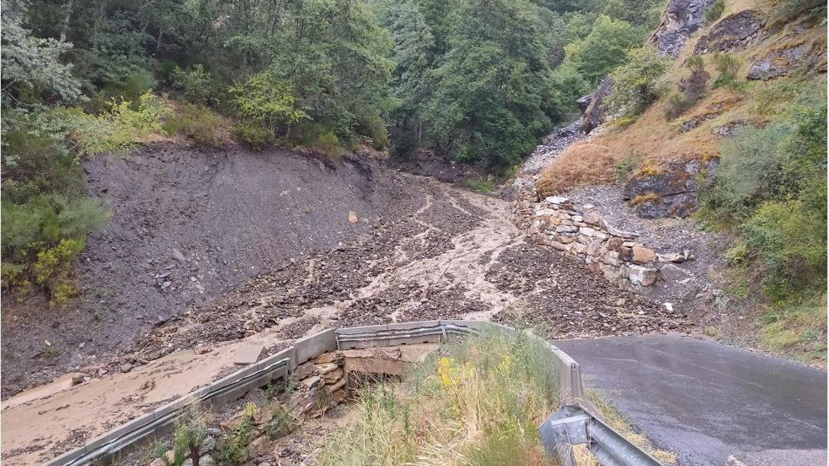 Los vecinos de Peñalba de Santiago limpian la carretera de piedra y arena para no quedar aislados