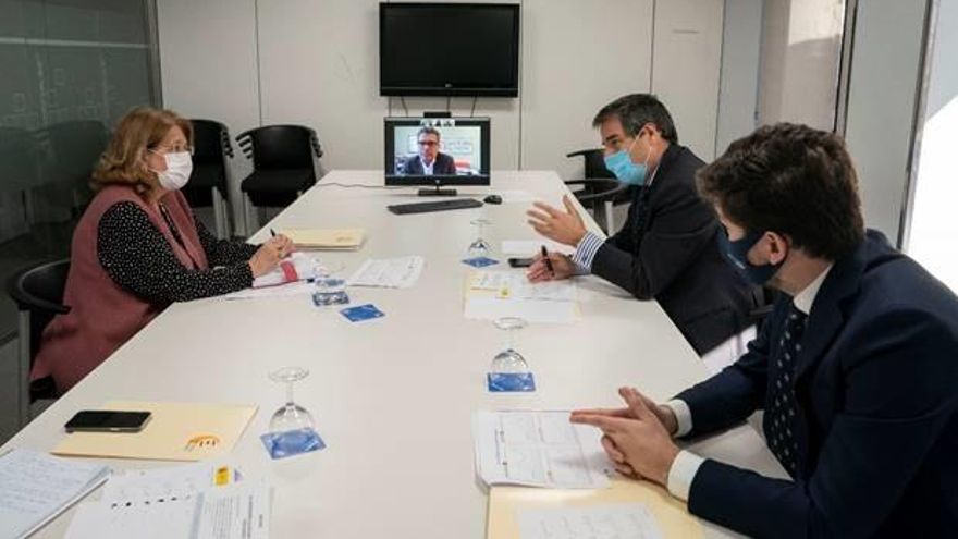 La vicesecretaria de Política Sectorial del PP, Evira Rodríguez, se reúne con representantes de Competur, asociación mixta del sector de la hostelería y del sector cervecero.