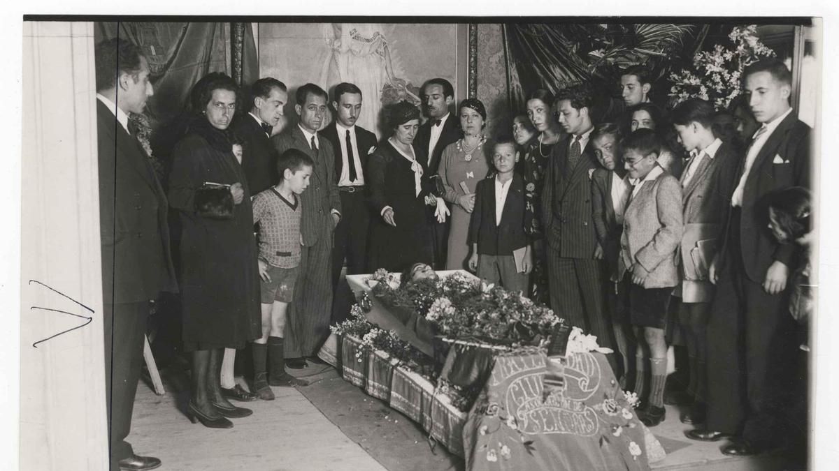 Velatorio de Hildegart Rodríguez. En el centro, Clara Campoamor.