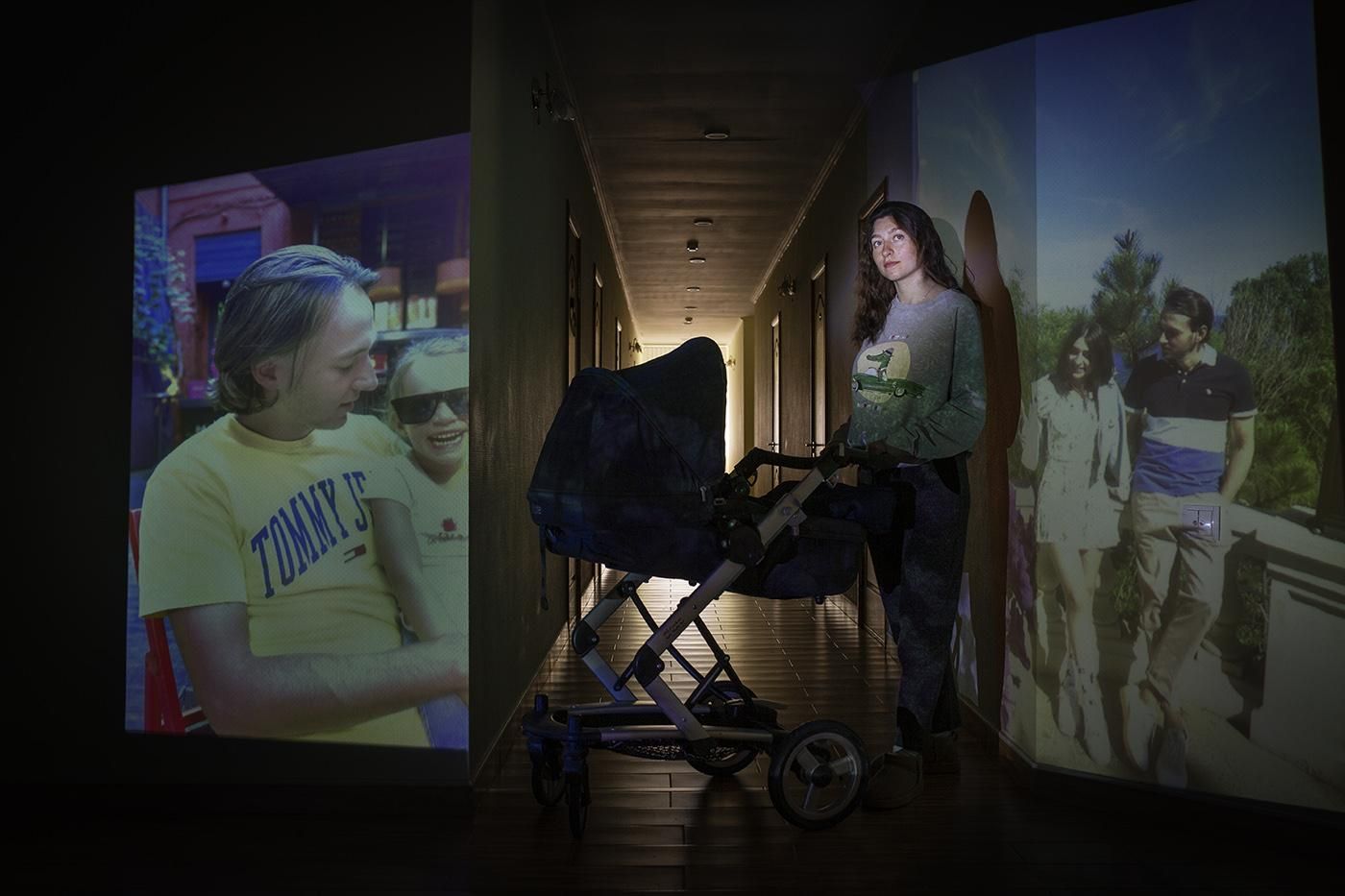 Margarita con el carricoche y fotos de su marido Luila de fondo.