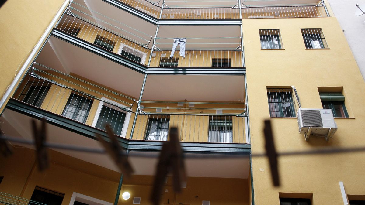El Gobierno propone conceder el permiso de residencia a cambio de la compra de una casa. EFE