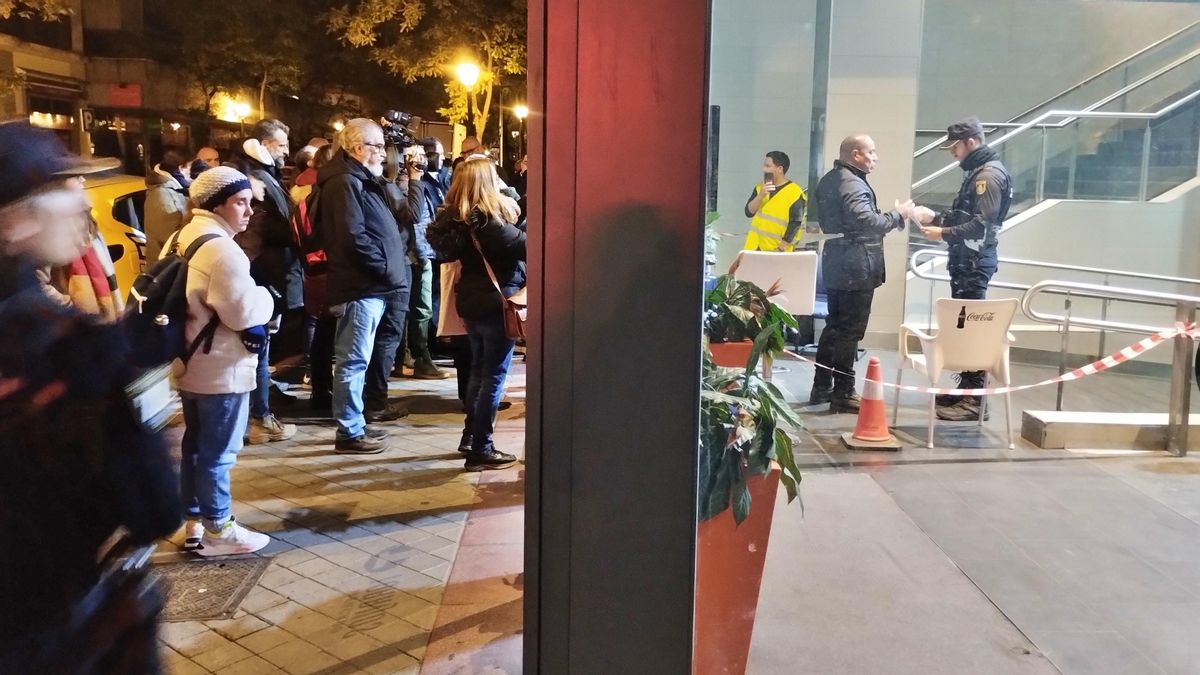 La Socimi Numulae muestra documentación variada a la Policía Nacional (derecha) mientras los comerciantes protestan fuera (izquierda)