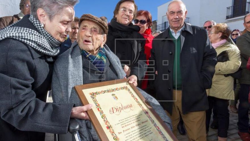 El hombre más longevo del mundo cumple hoy 113 años, con brío y alegría