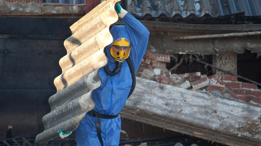 Un operario retira una estructura de amianto.