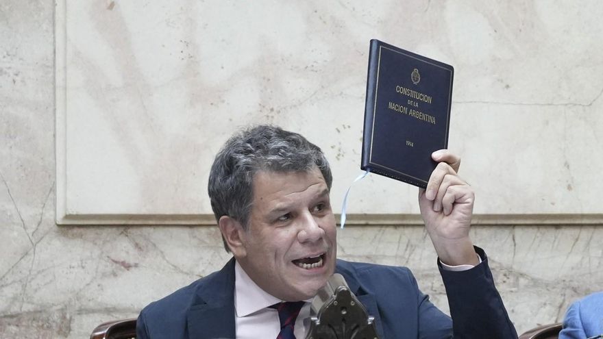 "Amenazas agravadas" y "cortitos" en los riñones: la denuncia penal de Manes contra Santiago Caputo