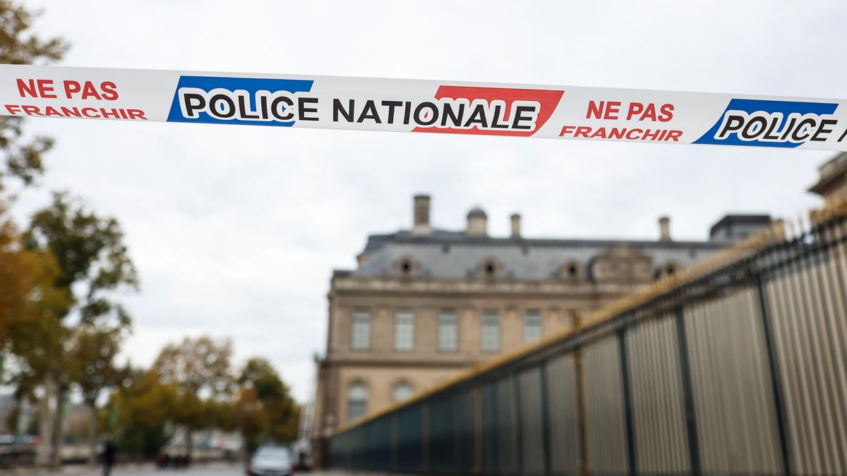 Cordón policial en el Museo del Louvre el 19 de octubre de 2025. EFE/EPA/Mohammed Badra