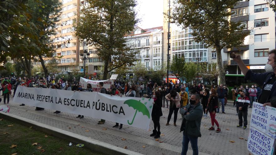 Concentración de los docentes de Cantabria frente a la Consejería.