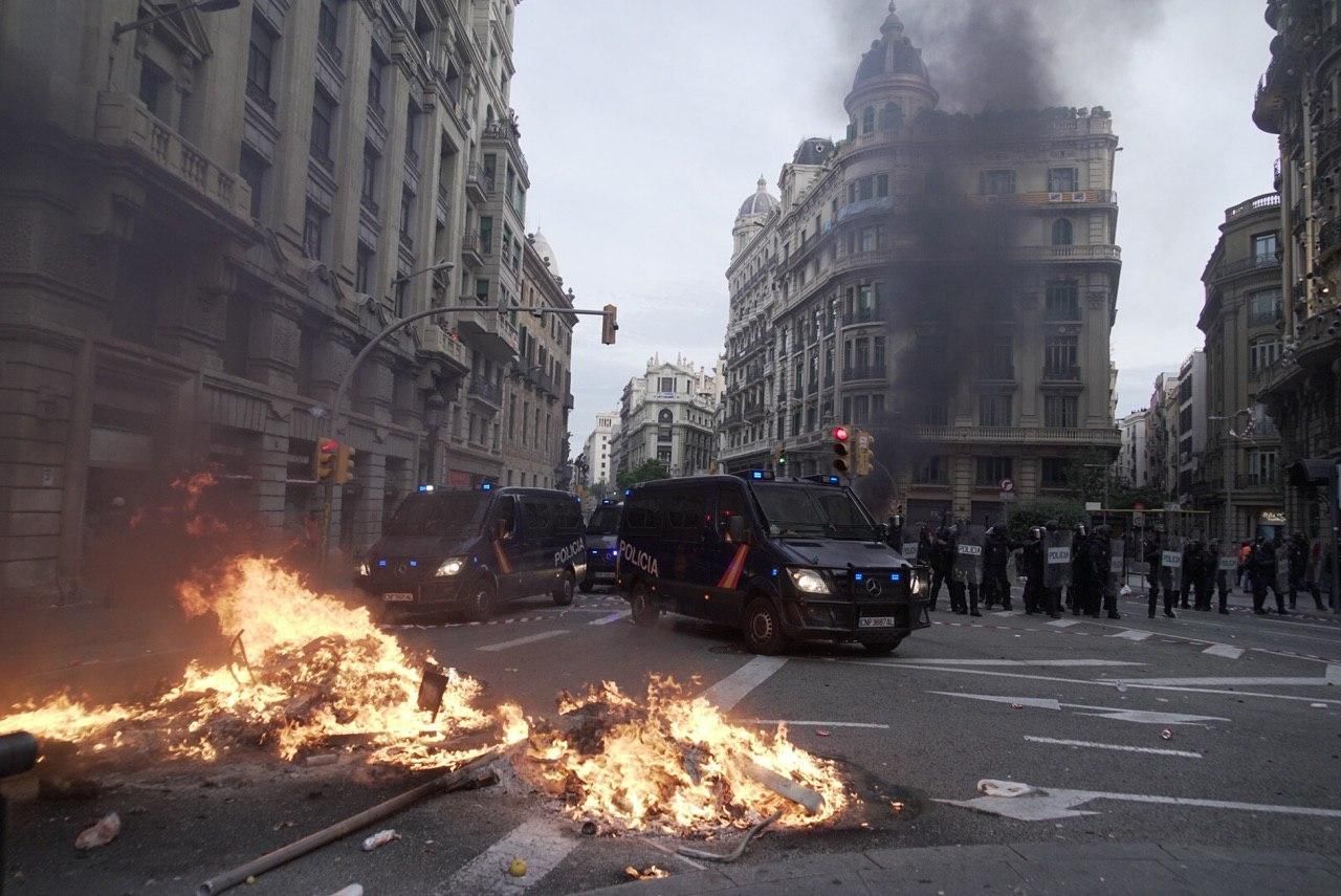 Fuego en la Via Laietana de Barcelona en la quinta jornada de protestas.