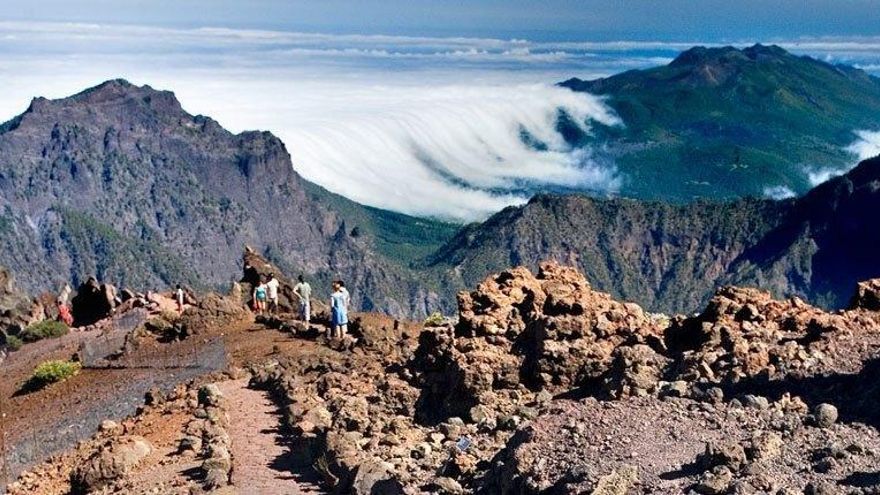 El espectacular sendero alrededor de un cráter volcánico con una cascada de colores escondida en el corazón de la isla de La Palma