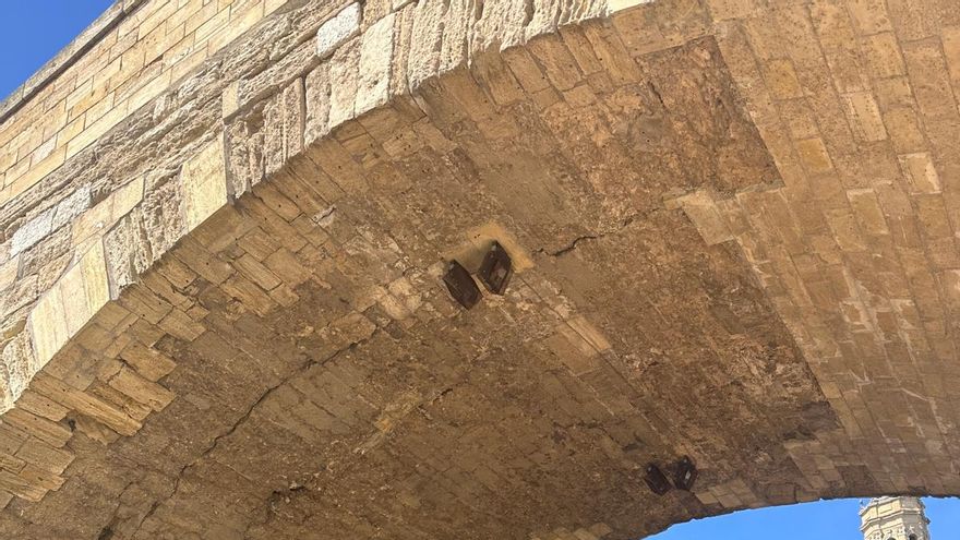 El Puente de Piedra de Zaragoza: salen grietas en sus laterales mientras crecen las voces que reclaman su peatonalización